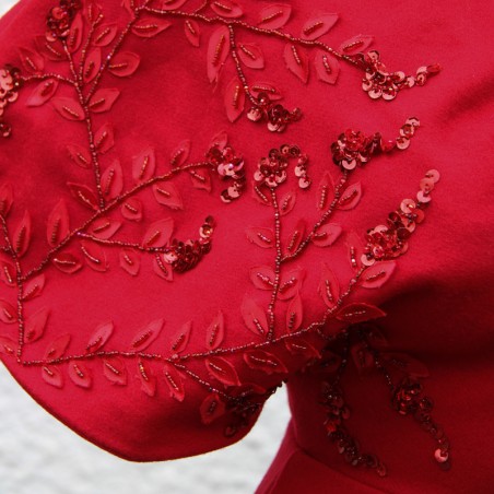 Vue latérale du manteau rouge en laine pour femme avec broderie artisanale unique et longueur genou.
