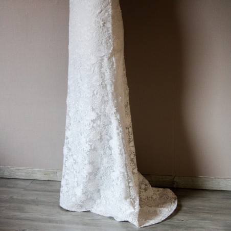 Détail de la dentelle soulignant la silhouette d’une robe fourreau élégante