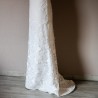 Détail de la dentelle soulignant la silhouette d’une robe fourreau élégante