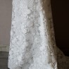Détail de la dentelle soulignant la silhouette d’une robe fourreau élégante