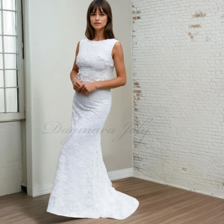 Robe de mariée fourreau en dentelle avec col bateau et traîne, portée par une mariée