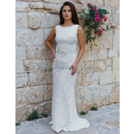Robe de mariée minimaliste en dentelle en mouvement, capturant l’élégance du tissu et de la coupe.