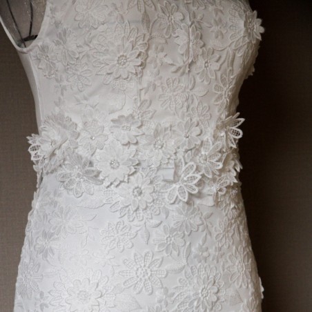 Détail de la dentelle soulignant la silhouette d’une robe fourreau élégante