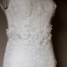 Détail de la dentelle soulignant la silhouette d’une robe fourreau élégante