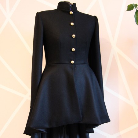 Manteau d’hiver asymétrique noir en laine avec col officier, boutonné devant