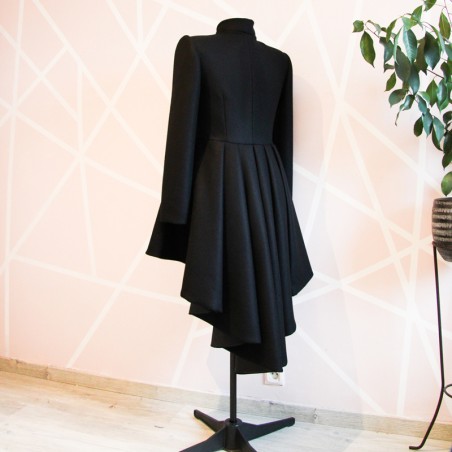 Manteau d’hiver asymétrique noir en laine avec col officier, boutonné devant