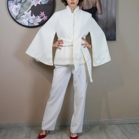 Vue sur la cape minimaliste d'hiver pour robe de mariée