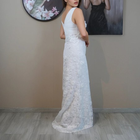 Vue de dos d’une robe de mariée fourreau en dentelle avec traîne courte et col bateau