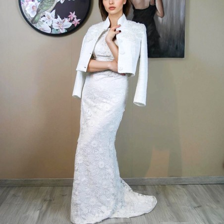 Robe de mariée fourreau en dentelle avec col bateau et traîne, portée par une mariée