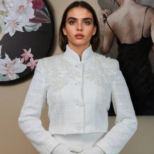 Veste de mariée luxueuse en tweed blanc avec manches longues et ornements en dentelle