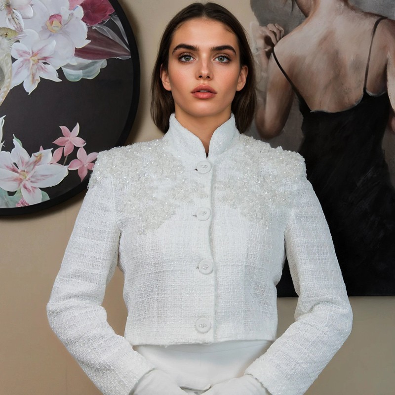 Veste de mariée luxueuse en tweed blanc avec manches longues et ornements en dentelle