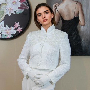 Veste de mariée élégante en tweed blanc brillant avec finitions embellies