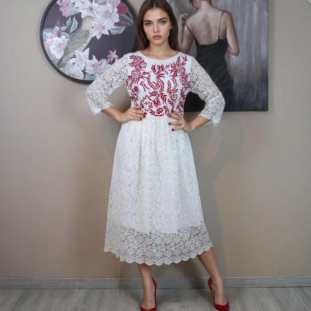 Modèle portant la robe midi en dentelle florale guipure ivoire avec dos en V