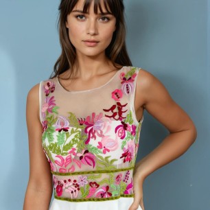 Gros plan sur la broderie faite à la main de la robe en satin blanc