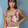 Gros plan sur la broderie faite à la main de la robe en satin blanc