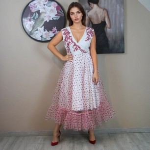 Robe portefeuille blanche en lin et tulle brodé, silhouette midi fluide sans manches
