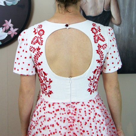 Zoom sur le dos de la broderie botanique rouge sur lin