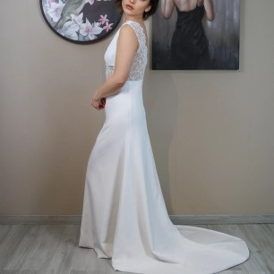 Vue arrière montrant la traîne élégante de la robe de mariée minimaliste