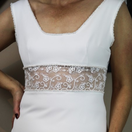 Zoom sur la dentelle délicate apportant de l’éclat à la robe moderne