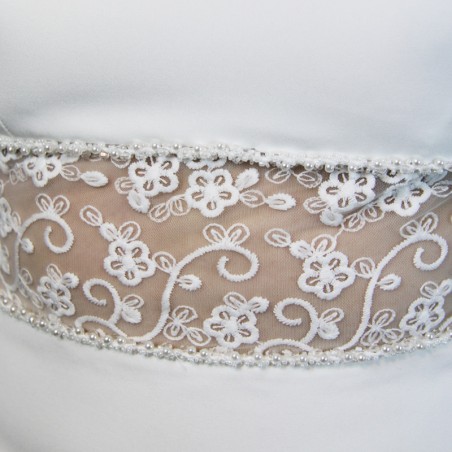 Zoom sur la dentelle et de perles délicate apportant de l’éclat à la robe moderne