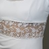 Zoom sur la dentelle délicate apportant de l’éclat à la robe de mariée moderne longue traine