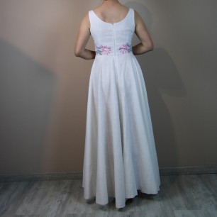 Vue de dos d’une robe de mariée longue fendue cuisse en lin avec fermeture discrète et tombé élégant.