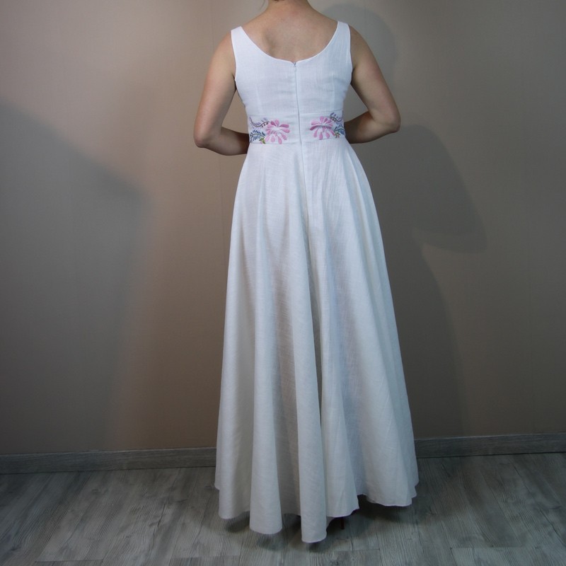 Vue de dos d’une robe de mariée longue fendue cuisse en lin avec fermeture discrète et tombé élégant.
