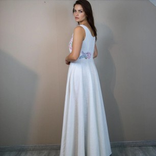 Vue de côté d’une robe de mariée longue en lin avec fermeture discrète et tombé élégant.