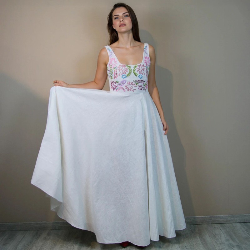 Mariée portant une robe sur mesure en lin, brodée main