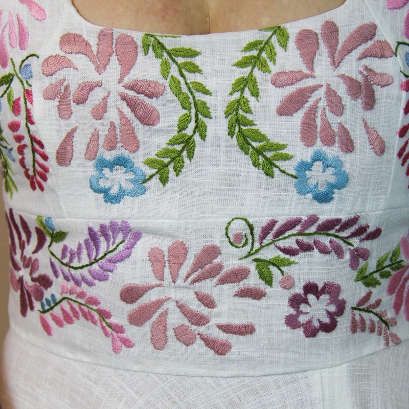 Vue devant  sur le broderie d’une robe de mariée longue en lin