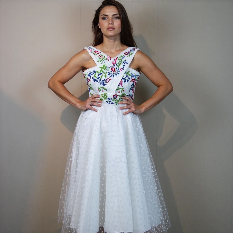 Robe midi blanche en tulle et lin avec décolleté croisé, vue de face