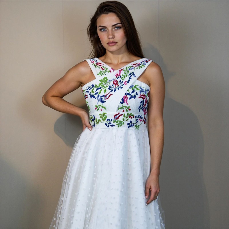 Robe midi blanche en tulle et lin, sans manches et brodée à la main, vue de face