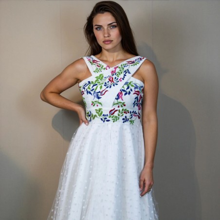 Robe midi blanche en tulle et lin, sans manches et brodée à la main, vue de face