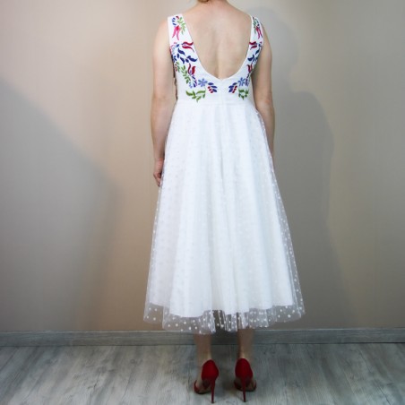 Détail du dos en U d’une robe en lin et tulle brodée à la main