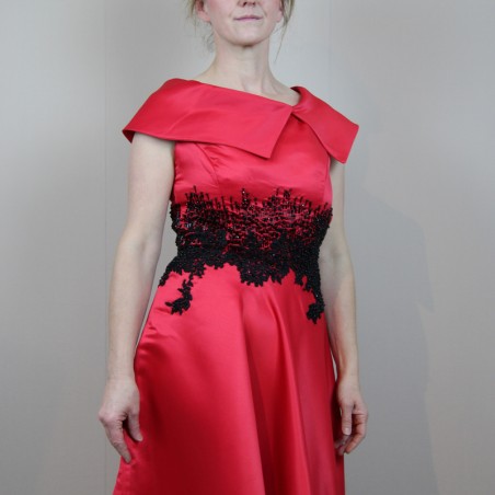 Zoom sur décollette bateau de la robe de soirée mi-longue en soie