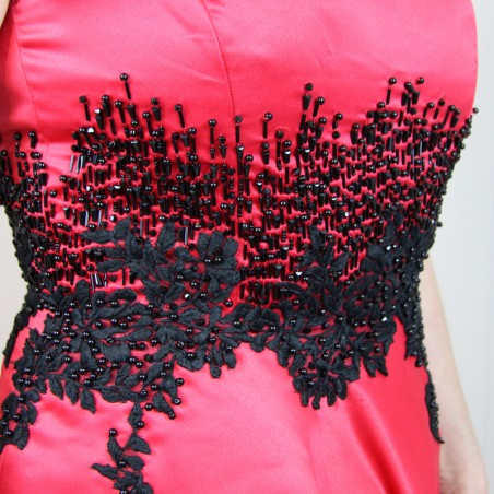 zoom sur la broderie faite main de la robe rouge mi-longue