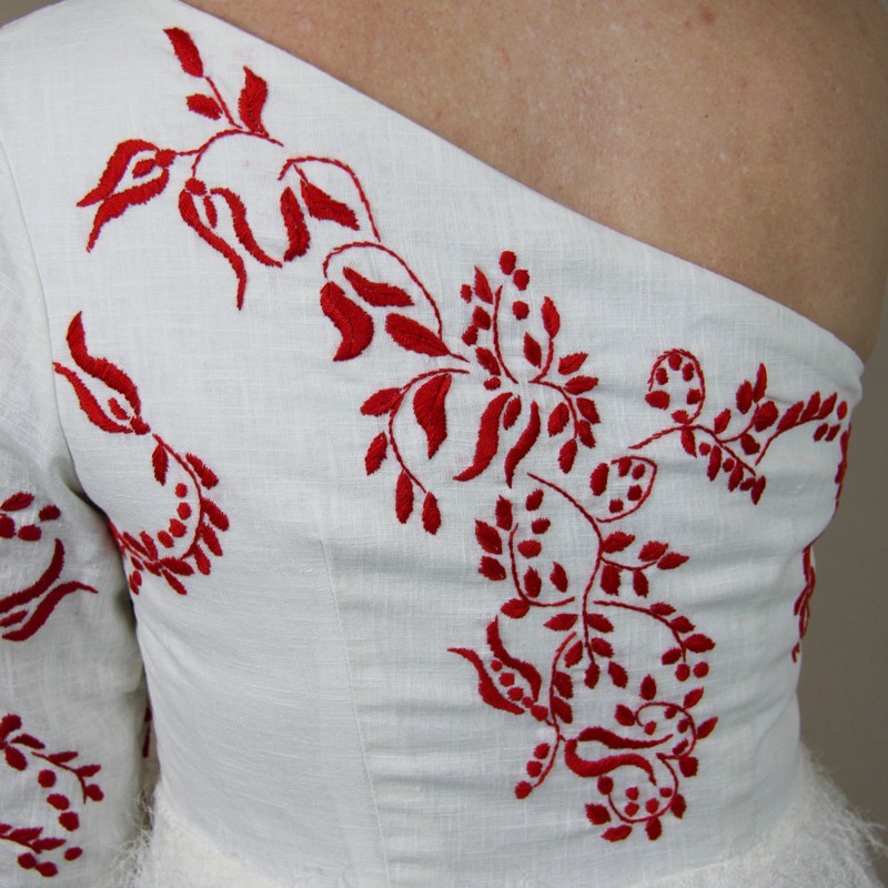 Zoom sur le dos et la broderie faite main sur la robe de mariée mi-longue