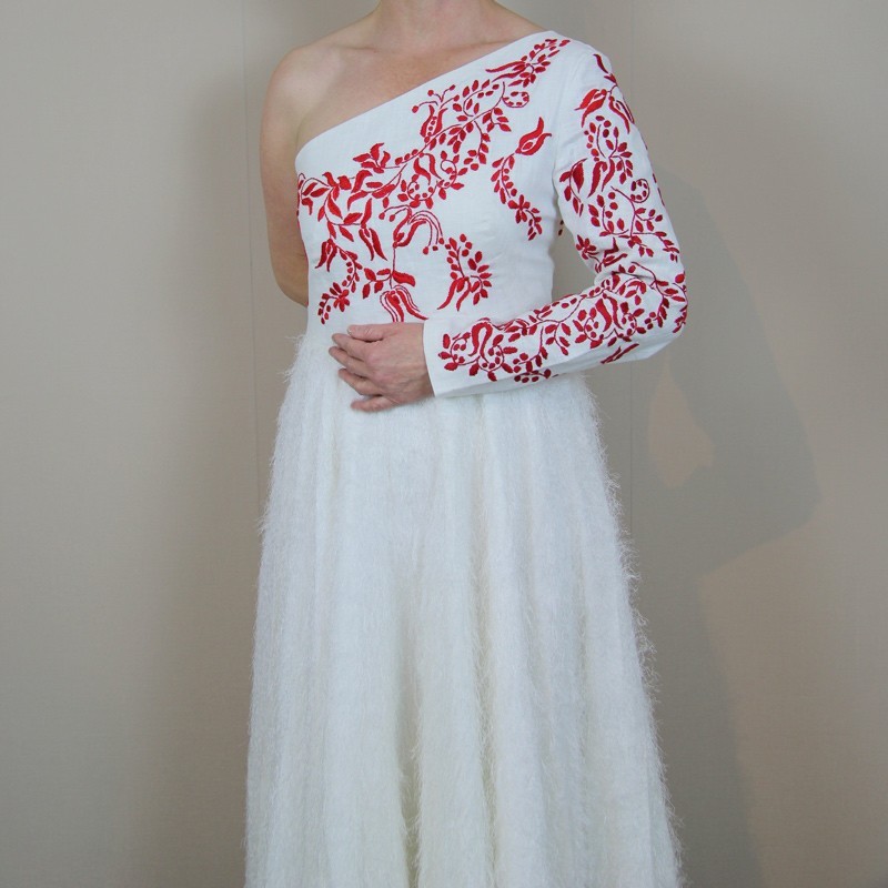 Zoom sur la broderie faite main sur la robe de mariée mi-longue