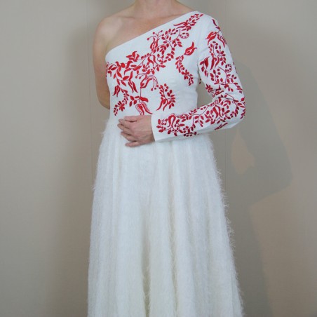 Zoom sur la broderie faite main sur la robe de mariée mi-longue