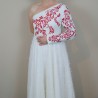 Zoom sur la broderie faite main sur la robe de mariée mi-longue