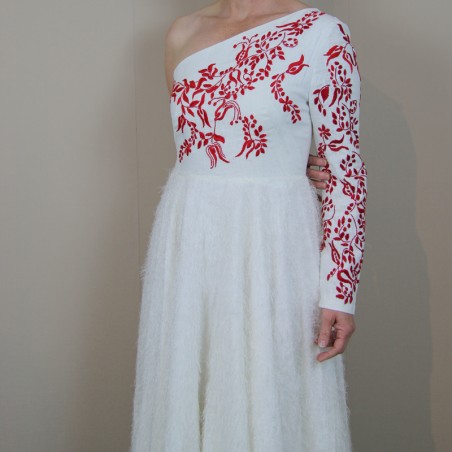 Zoom on the sleeve and hand embroidery on midi wedding dress