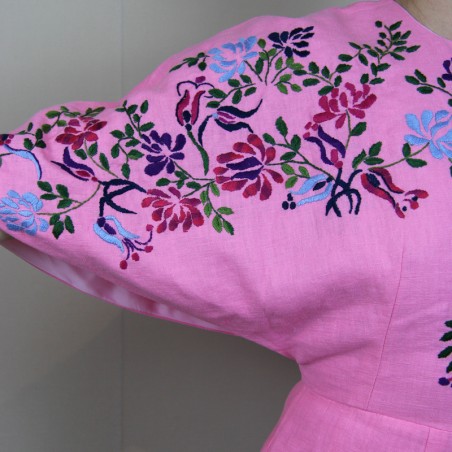Détail de broderie artisanale sur lin rose