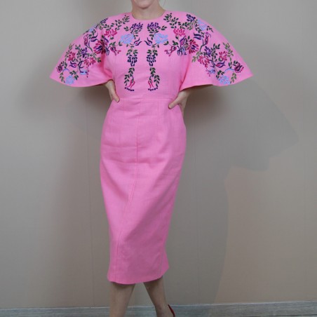 Robe en lin rose brodée à la main avec dos nu