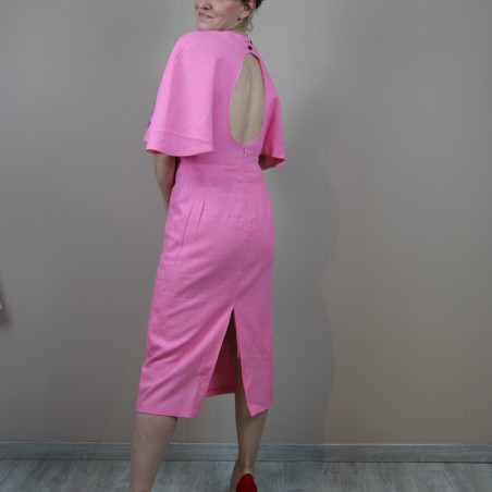 Dos nu élégant de robe en lin brodée