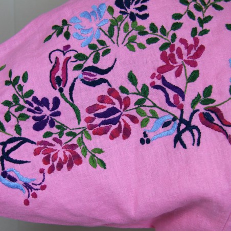 Gros plan broderie sur tissu en lin de luxe