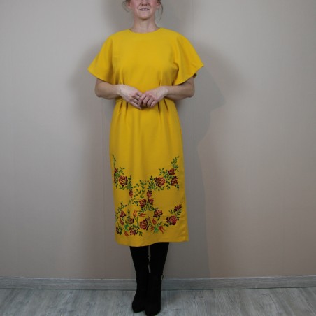 Robe fourreau de soirée ou cocktail à manches papillon, brodée main