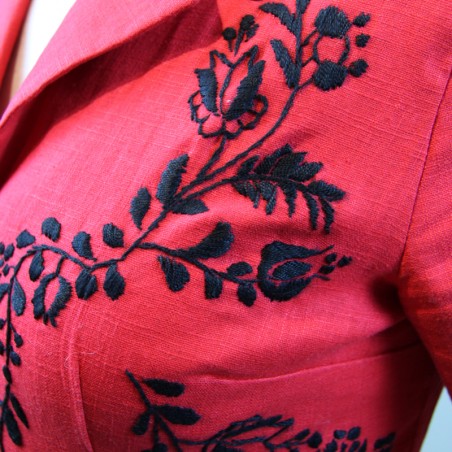 Détail de broderie artisanale sur tissu en lin