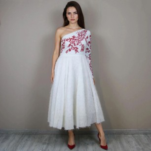 vue en face de la robe de mariée mi-longue à épaule dénudée brodée main