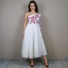 vue en face de la robe de mariée mi-longue à épaule dénudée brodée main