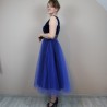 Vue latérale de la robe cocktail en velours et tulle bleu marine, longueur midi.